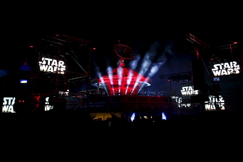 © Reuters. IMAGEN DE ARCHIVO: Personas forman parte de un evento realizado en Disneyland París, Francia.