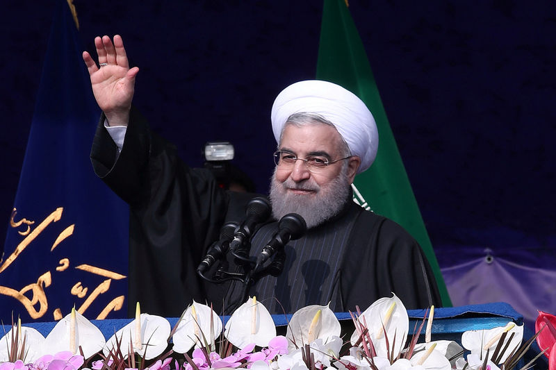 © Reuters. IMAGEN DE ARCHIVO: El presidente de Irán, Rouhani, saluda durante una ceremonia que marca el aniversario de la revolución islámica de Irán en 1979 en Teherán, Irán.