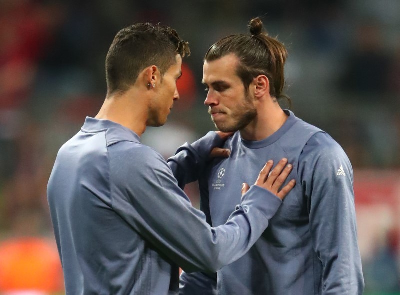 © Reuters. IMAGEN DE ARCHIVO: Cristiano Ronald y Gareth Bale antes del partido contra el Bayern Munich, en Alemania.