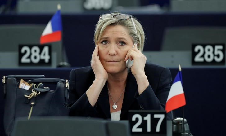 © Reuters. El Europarlamento citará a Le Pen sobre el presunto desvío de fondos