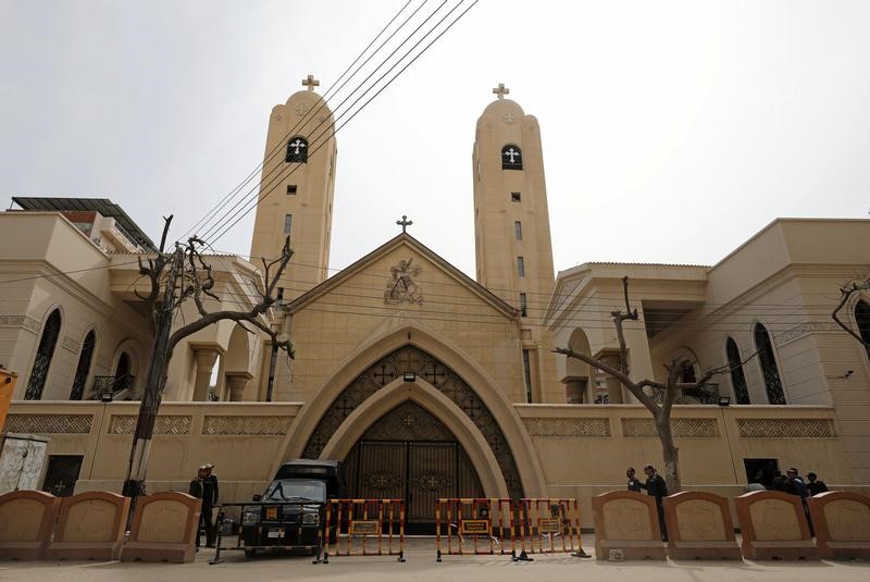 © Reuters. الحزن يخيم على المسيحيين في مصر قبل عيد القيامة