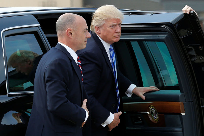 © Reuters. U.S. President Donald Trump arrives to board Air Force One at Joint Base Andrews outside Washington, U.S., before traveling to Palm Beach, Florida