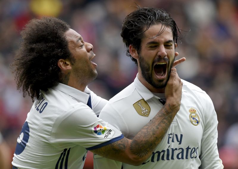 © Reuters. El Madrid mantiene su ventaja en Liga con gol de Isco en el último minuto