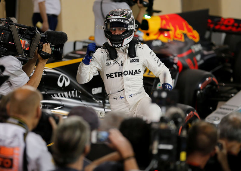 © Reuters. El piloto finlandés de Mercedes Valtteri Bottas celebra la "pole position" lograda en el Gran Premio de Fórmula Uno de Bahréin.