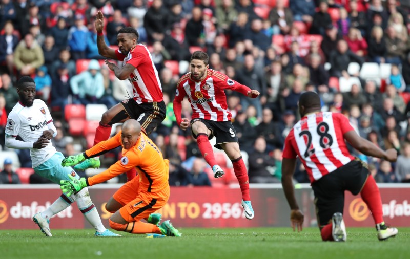 © Reuters. Sunderland's Fabio Borini scores their second goal past West Ham United's Darren Randolph