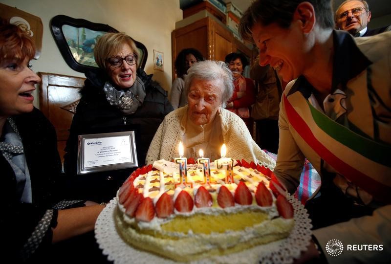 © Reuters. Emma Morano, considerada la persona más anciana del mundo y la última nacida en el siglo XIX, durante la celebración de su 117 cumpleaños en Verbania, en el norte de Italia
