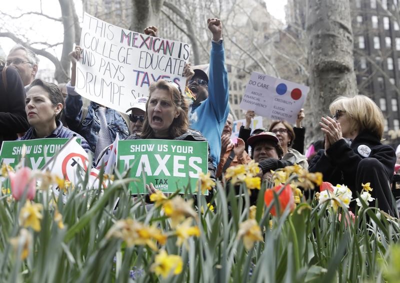 © Reuters. متظاهرون يستعدون لمسيرات حاشدة في أمريكا لدعوة ترامب للكشف عن سجله الضريبي