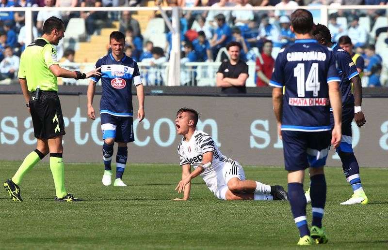 © Reuters. El delantero argentino de la Juventus Paulo Dybala se queja tras sufrir una entrada durante el partido de la Serie A italiana disputado en el estadio Adriatico-Giovanni Cornacchia de Pescara.