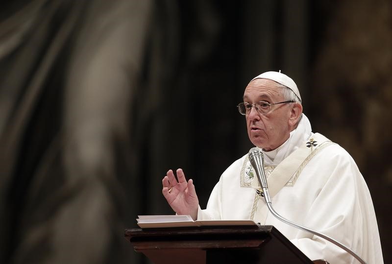 © Reuters. البابا فرنسيس يقول عشية عيد القيامة إنه يشعر بألم الفقراء والمهاجرين