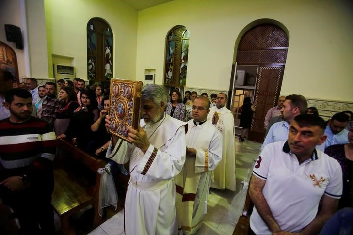 © Reuters. مسيحيو العراق يحتفلون بعيد القيامة ويحلمون بالعودة لمنازلهم