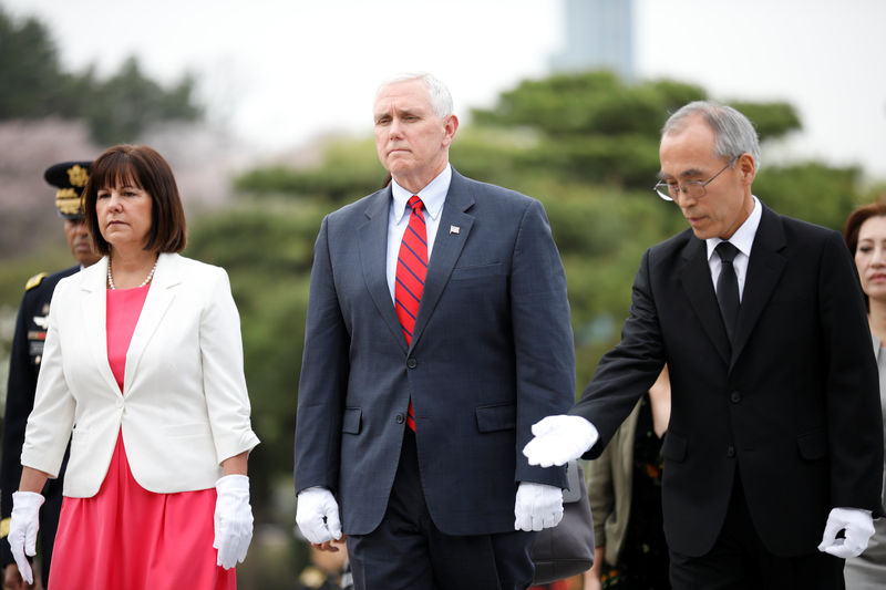 © Reuters. U.S. Vice President Mike Pence visits the National Cemetery in Seoul