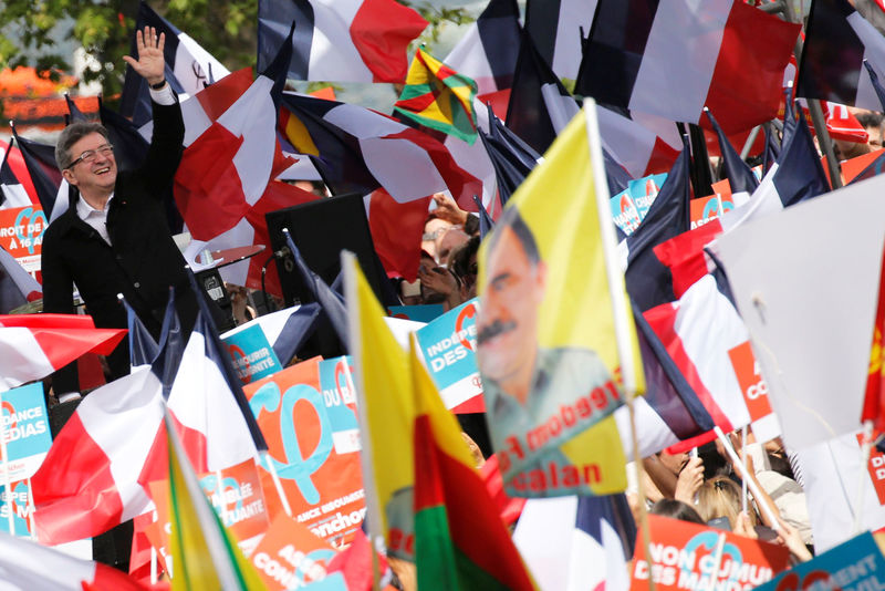 © Reuters. MÉLENCHON MET EN GARDE SES PARTISANS CONTRE DES "FABLES"