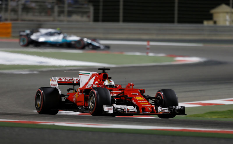 © Reuters. El piloto alemán de Ferrari Sebastian Vettel durante un momento del Gran Premio de Bahréin.