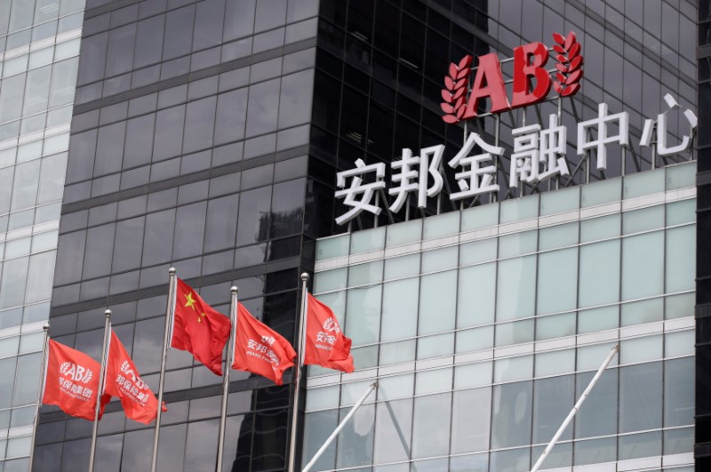 © Reuters. FILE PHOTO: The headquarters building of Anbang Insurance Group are pictured in Beijing