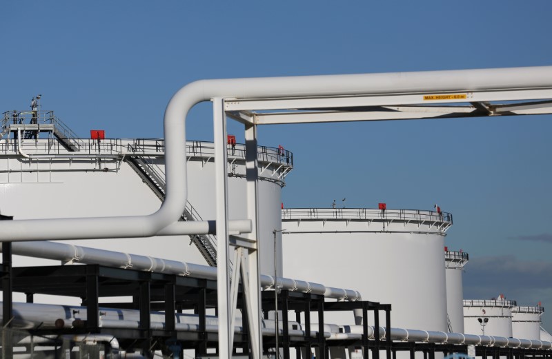 © Reuters. File Photo: Crude oil tanks at Kinder Morgan's terminal are seen in Sherwood Park, near Edmonton