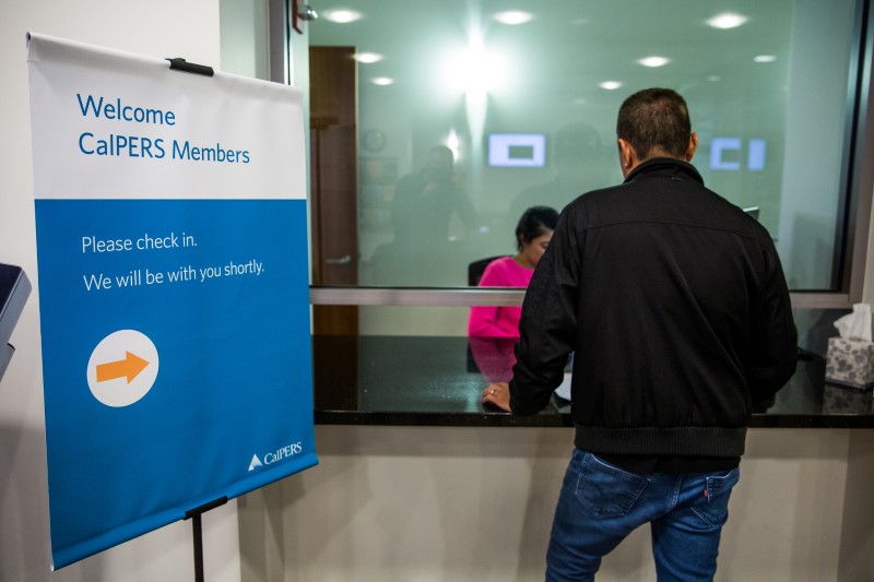 © Reuters. A retired state employee seeks retirement advice at CalPERS headquarters in Sacramento, California