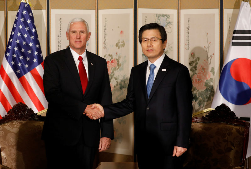 © Reuters. U.S. Vice President Mike Pence shakes hands with acting South Korean President and Prime Minister Hwang Kyo-ahn during their meeting in Seoul