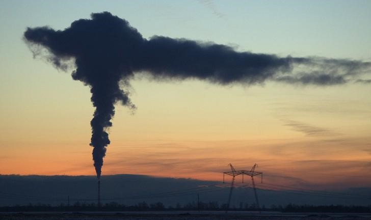 © Reuters. Smoke rises from the chimney stalk of a gas-fired power station during a windless evening near Slabada