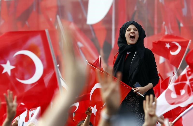 © Reuters. لجنة الانتخابات التركية: أوراق الاقتراع ومظاريف الاستفتاء سليمة