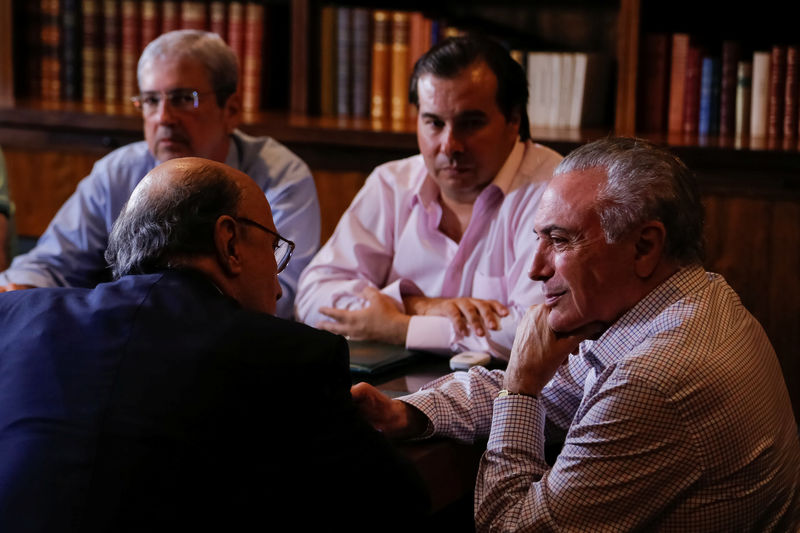 © Reuters. Presidente Michel Temer, ministros Henrique Meireles e Antonio Imbassahy e presidente da Câmara, Rodrigo Maia, em reunião