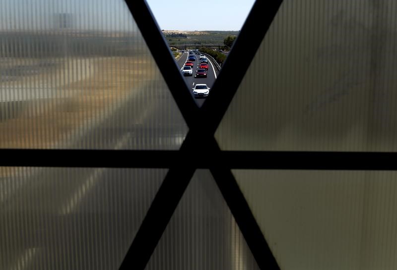 © Reuters. Fomento podría relicitar autopistas quebradas ante el repunte del tráfico