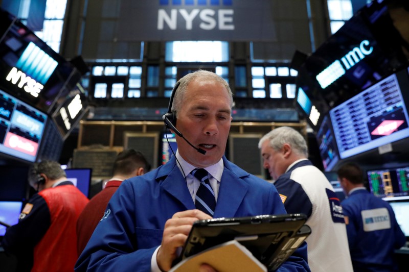 © Reuters. Traders work on the floor of the NYSE