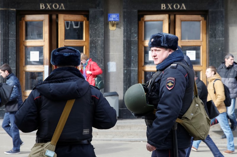 Наконец полиция явилась в артистичную комнату