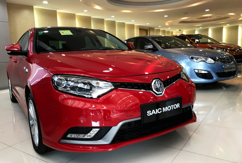 © Reuters. Automobiles of brand MG and Roewe from SAIC Motor are seen at SAIC's Lingang factory, in Shanghai