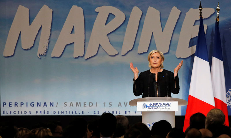 © Reuters. Marine Le Pen, French National Front (FN) political party leader and candidate for French 2017 presidential election, attends a political rally in Perpignan