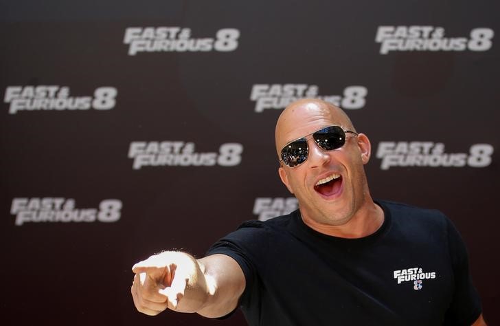 © Reuters. Ator Vin Diesel posa para fotos em evento promocional do filme "Velozes e Furiosos 8" em Madri