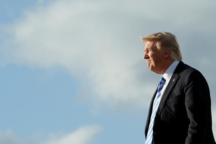 © Reuters. U.S. President Donald Trump arrives at Palm Beach International Airport in West Palm Beach, Florida, for the Good Friday holiday and Easter weekend