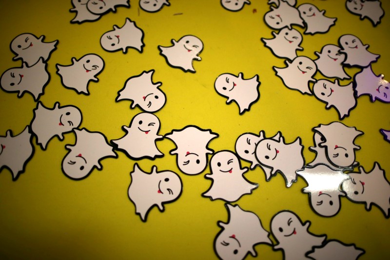 © Reuters. FILE PHOTO - The logo of messaging app Snapchat is seen at a booth at TechFair LA, a technology job fair, in Los Angeles