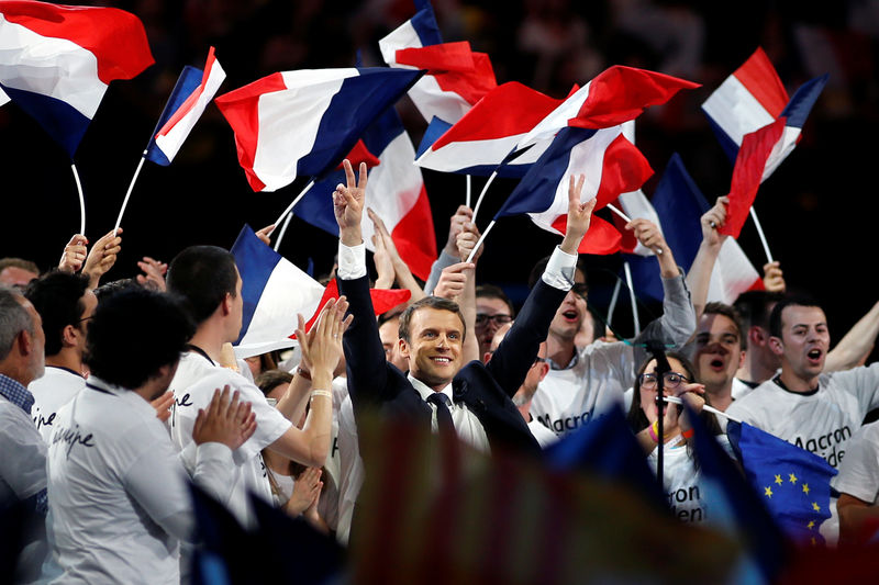 © Reuters. Emmanuel Macron, head of the political movement En Marche !, or Onwards !, and candidate for the 2017 French presidential election, attends a campaign political rally at the AccorHotels Arena in Paris