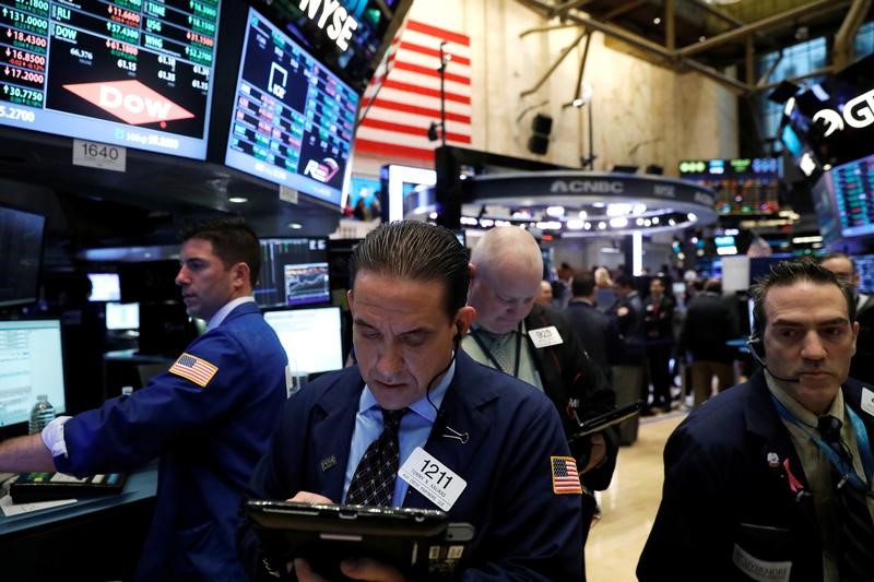 © Reuters. Traders work on the floor of the NYSE