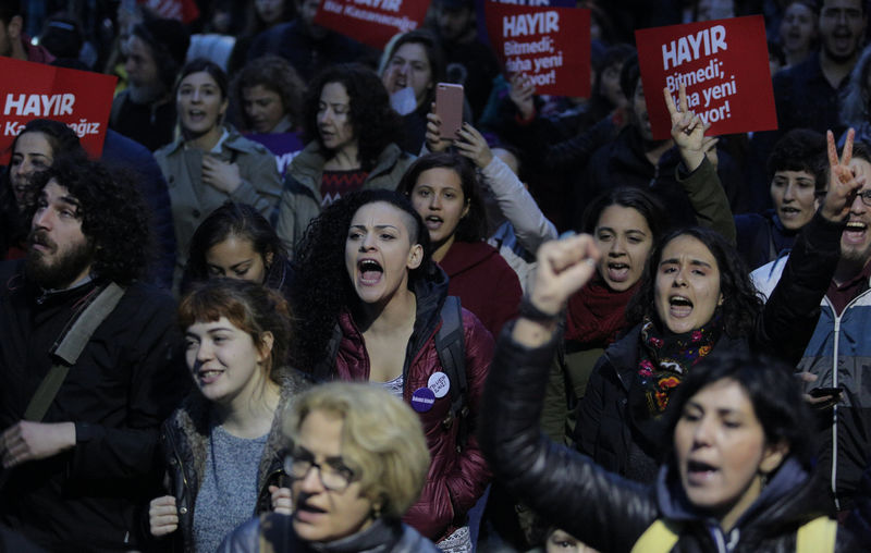 © Reuters. Anti-government demonstrators shout slogans during a protest in the Kadikoy district of Istanbul