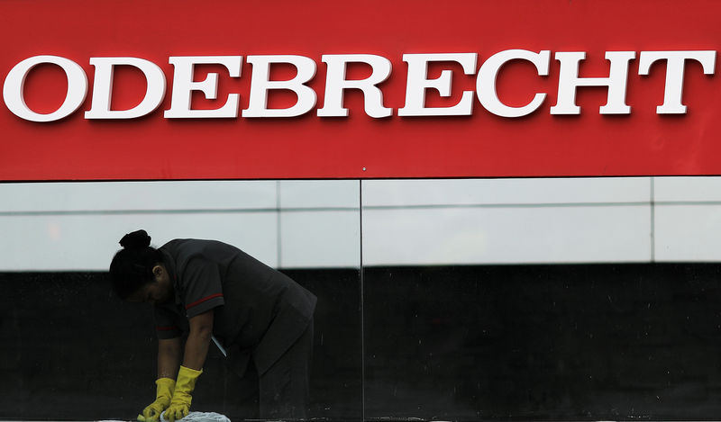 © Reuters. A worker cleans the corporate logo of the Odebrecht SA construction conglomerate at its headquarters in Sao Paulo