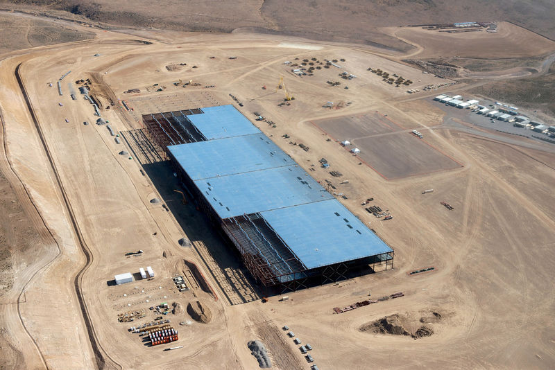 © Reuters. FILE PHOTO --  The Tesla Gigafactory is shown under construction outside Reno, Nevada