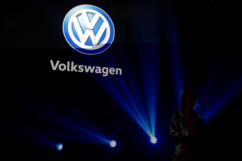 © Reuters. Jochem Heizmann, President and CEO of Volkswagen Group China, attends a news conference in Guangzhou