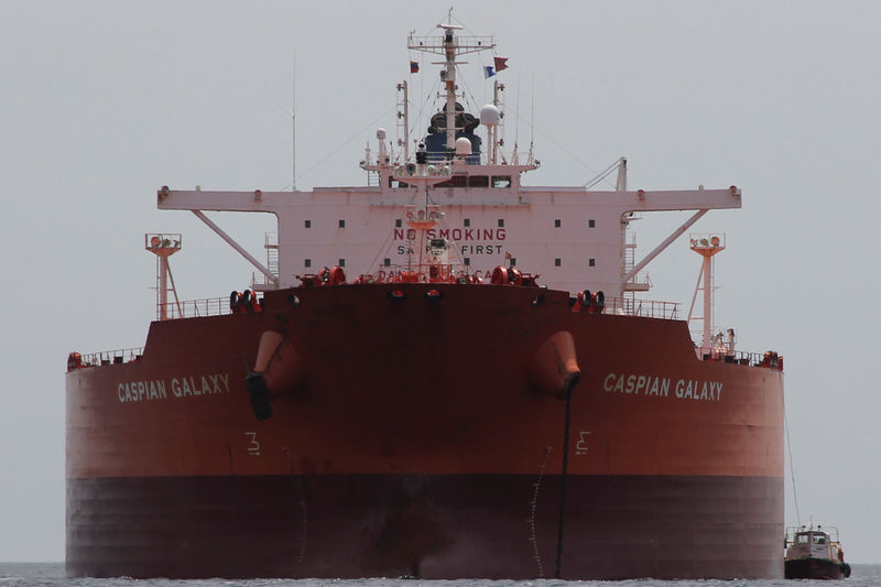 © Reuters. The oil tanker Caspian Galaxy sits anchored near Amuay beach, in Punto Fijo