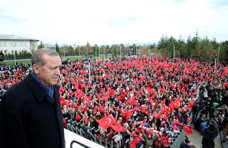 © Reuters. Erdogan denuncia "la mentalidad de cruzados" de Occidente tras el referéndum