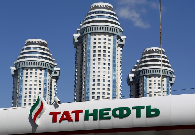 © Reuters. Логотип Татнефти на автозаправочной станции в Москве