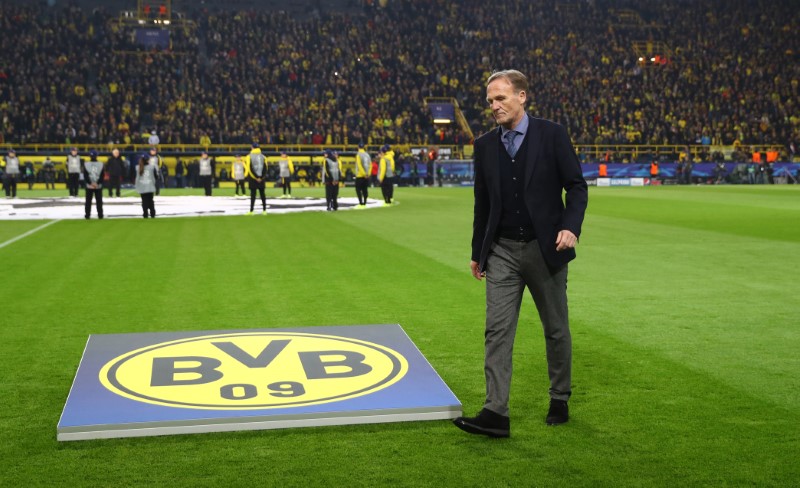 © Reuters. Borussia Dortmund CEO Hans-Joachim Watzke before the match