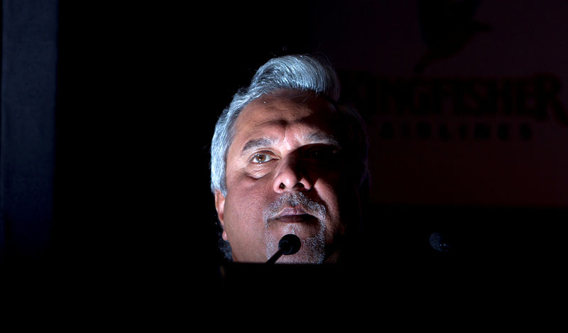 © Reuters. FILE PHOTO: Kingfisher Airlines Chairman Vijay Mallya speaks to the media during a news conference in Mumbai