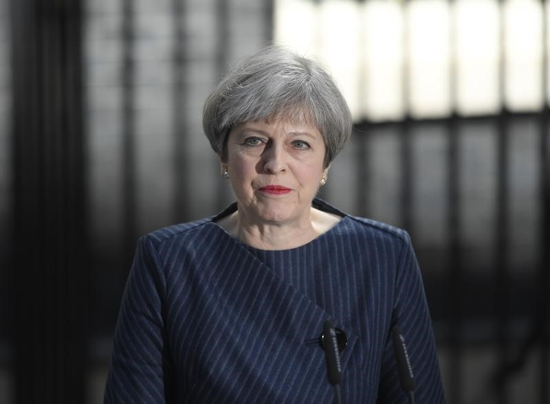 © Reuters. Primeira-ministra britânica, Theresa May, pede a realização de uma eleição antecipada em anúncio em frente a seu escritório na Downing Street