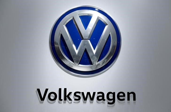 © Reuters. FILE PHOTO - The logo of German car maker Volkswagen is pictured in Hanover