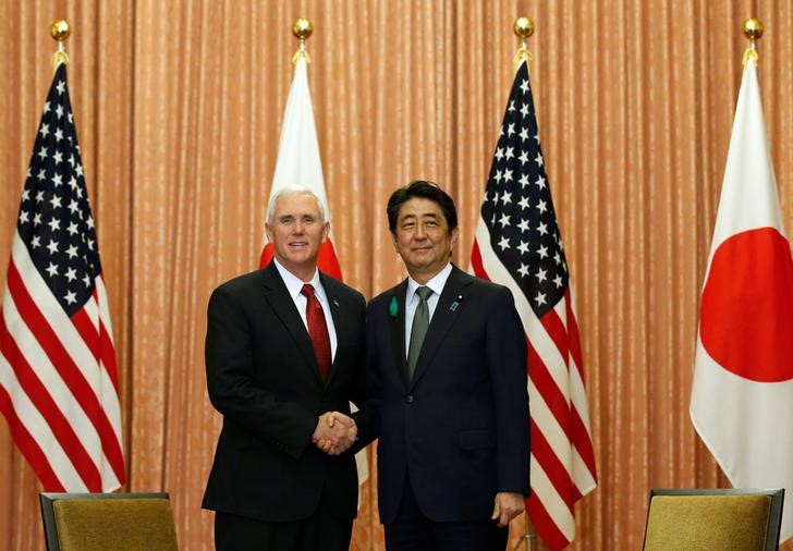 © Reuters. U.S. Vice President Mike Pence meets with  Japan's Prime Minister Shinzo Abe at Abe's official residence in Tokyo