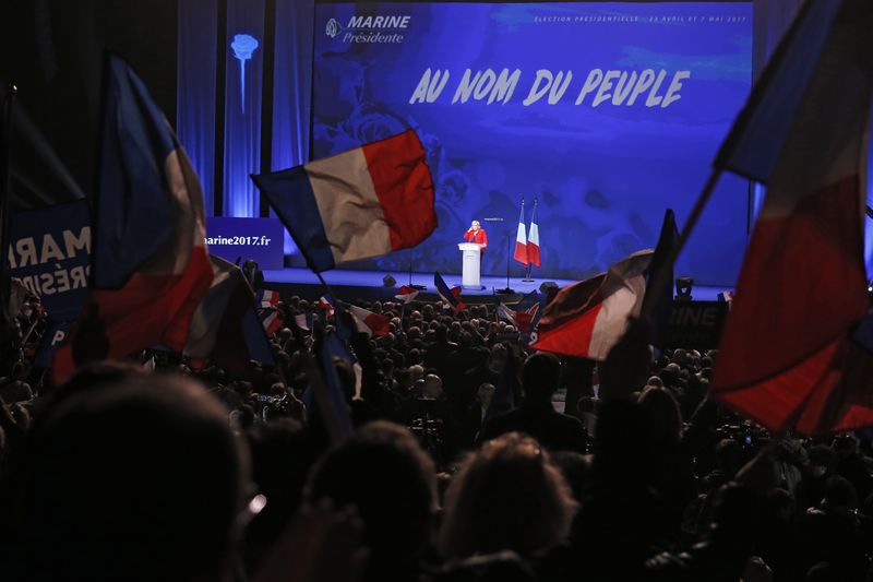 © Reuters. Marine Le Pen, French National Front (FN) political party leader and candidate for French 2017 presidential election, attends a campaign rally in Paris