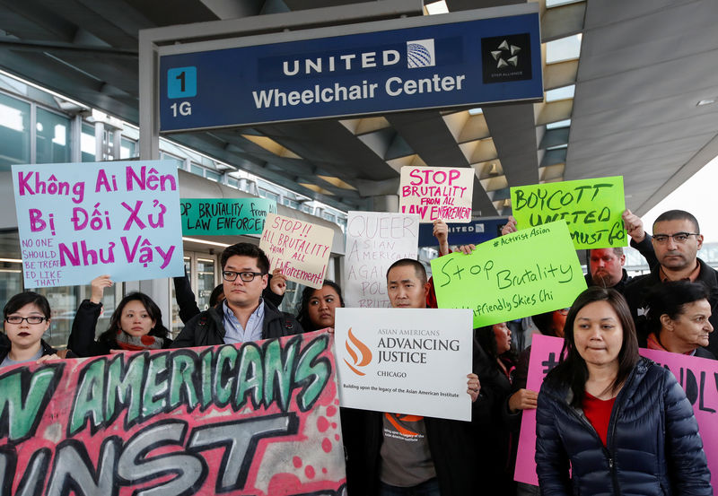 © Reuters. People protest a passenger being forcibly removed from a United Airlines flight at O'Hare International Airport in Chicago