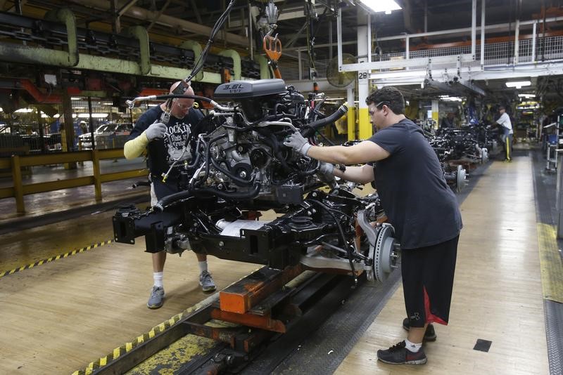 © Reuters. Chrysler Group assembly workers lower an engine onto the frame of a 2014 Ram 1500 pickup truck on the assembly line at the Warren Truck Plant in Warren