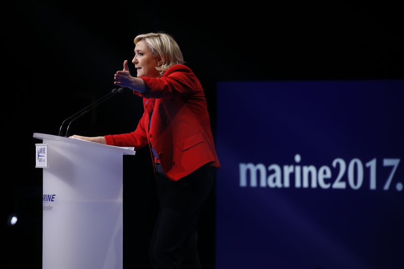 © Reuters. Candidata nas eleições presidenciais da França Marine Le Pen em um comício, em Paris